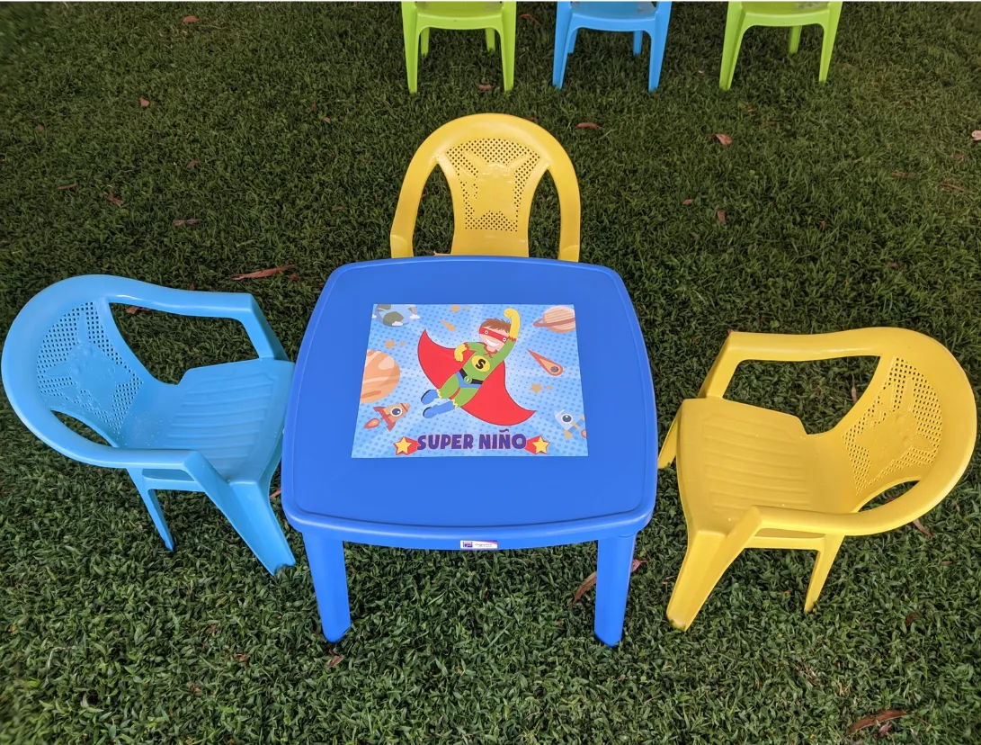 Sillas y mesas para niños